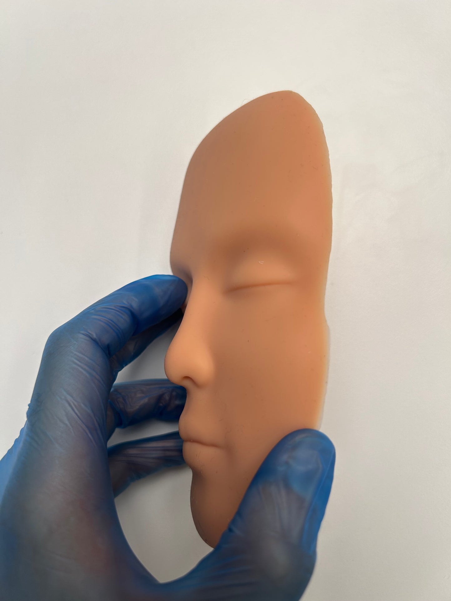 Aesthetic dummy head for facial mapping and skill development